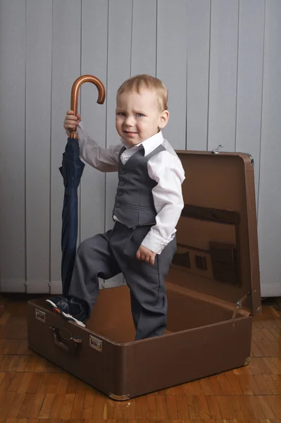 Kleiner lustiger Junge im Koffer — Stockfoto