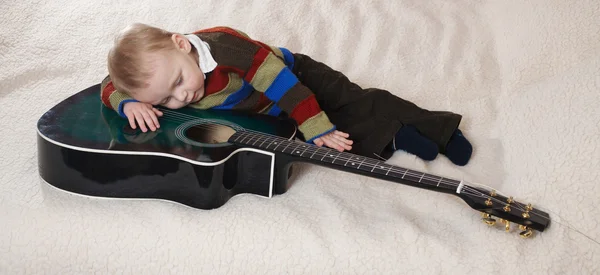 Menino engraçado com guitarra — Fotografia de Stock