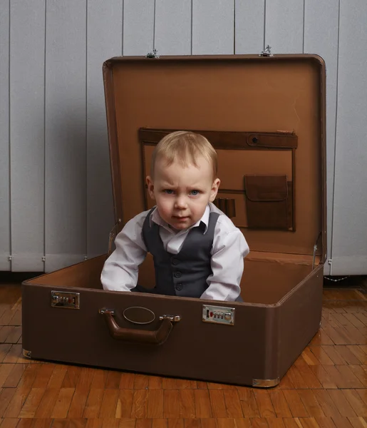 Petit garçon drôle dans la valise — Photo