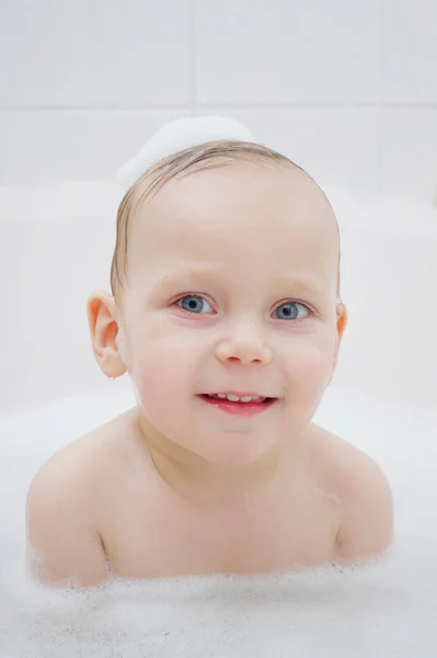 Liten pojke tvätt i badet — Stockfoto