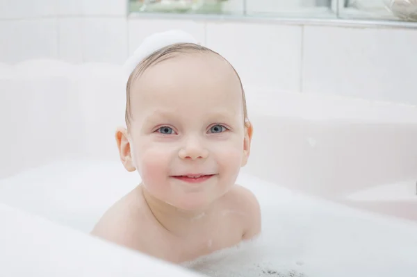 Kleiner Junge wäscht sich im Bad — Stockfoto