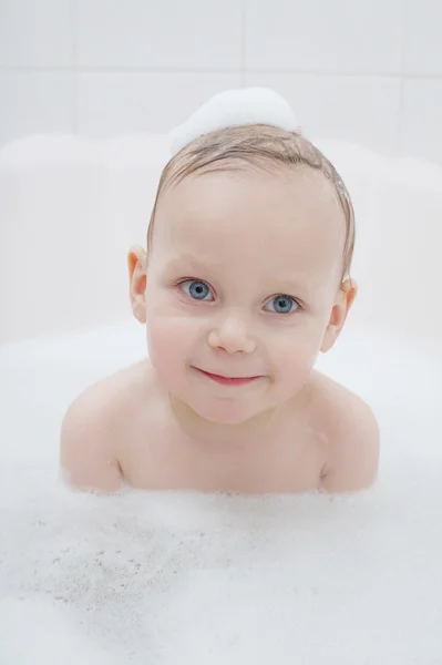 Bambino che si lava in bagno — Foto Stock