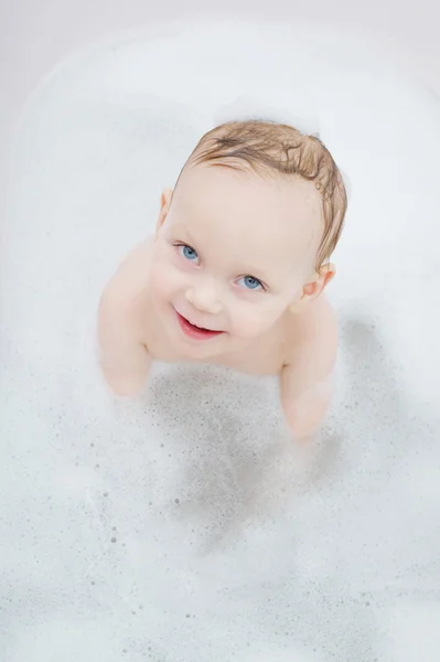 Jongetje wassen in het bad — Stockfoto