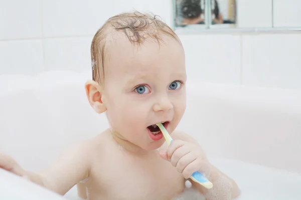 Mały chłopiec mycie w kąpieli — Zdjęcie stockowe