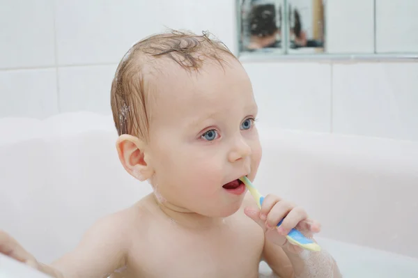 Bambino che si lava in bagno — Foto Stock