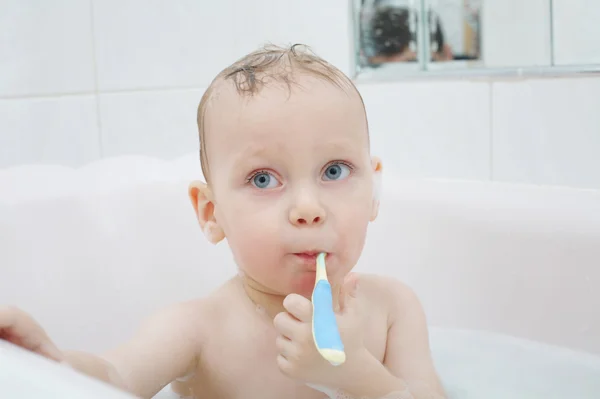 Küçük çocuk banyo yıkama — Stok fotoğraf