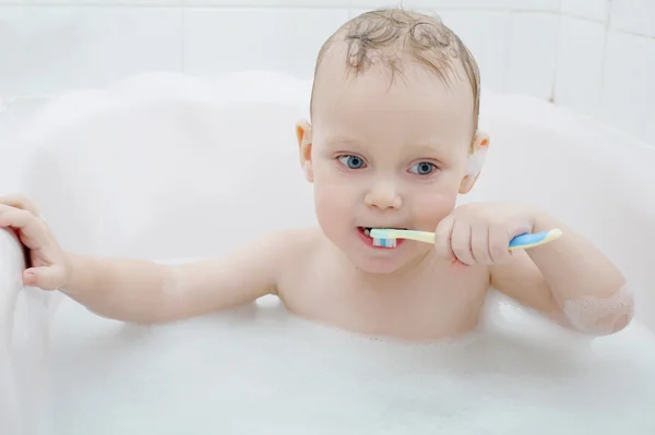 Liten pojke tvätt i badet — Stockfoto