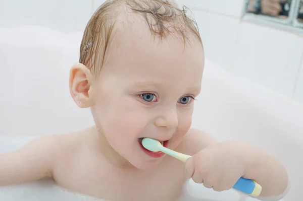 Pequeño niño lavado en baño —  Fotos de Stock