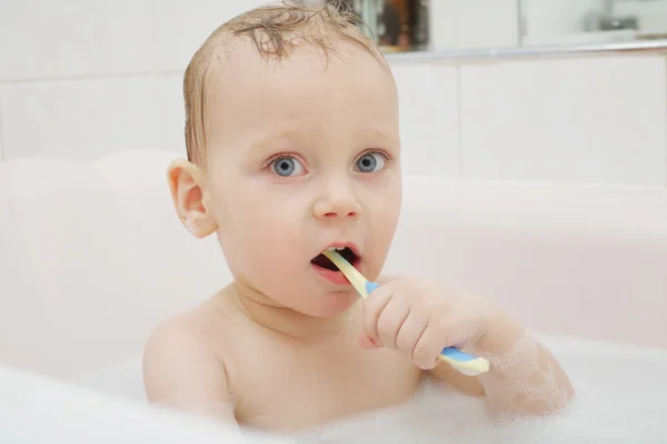 Маленький мальчик стирает в ванной — стоковое фото
