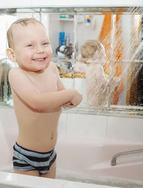Kleiner Junge wäscht sich im Bad — Stockfoto