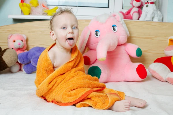 Poco divertido chico después de la ducha — Foto de Stock