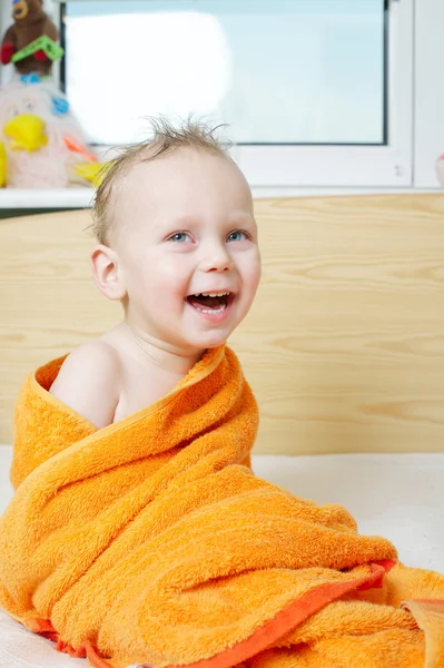 Piccolo divertente ragazzo dopo la doccia — Foto Stock
