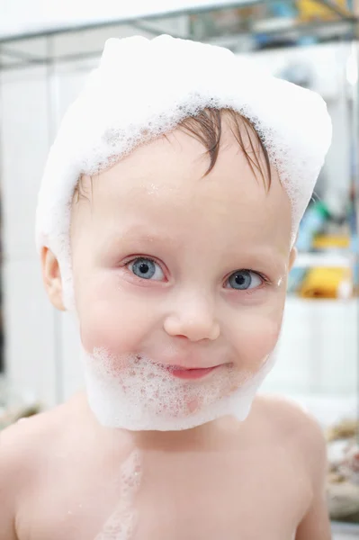 Маленький мальчик стирает в ванной — стоковое фото
