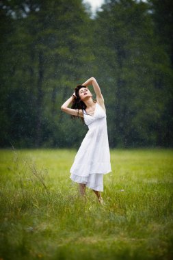 yağmur altında güzel kız