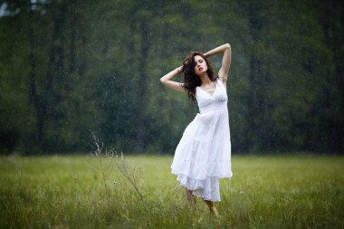 yağmur altında güzel kız