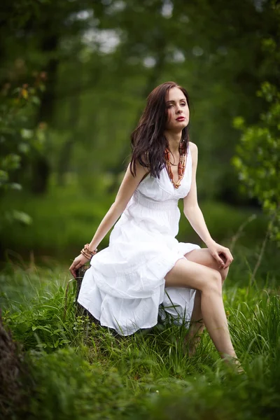 Mooi meisje met lang haar — Stockfoto