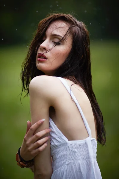 Menina bonita sob chuva — Fotografia de Stock