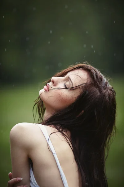 Krásná dívka v dešti — Stock fotografie