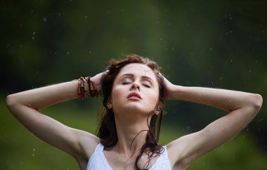 yağmur altında güzel kız