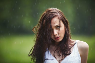 yağmur altında güzel kız