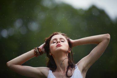 yağmur altında güzel kız