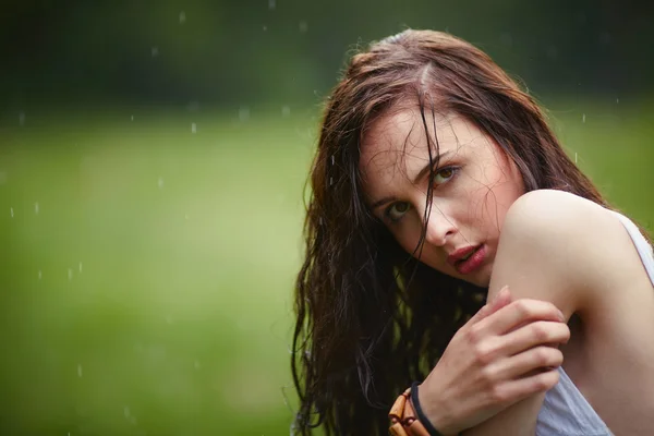 Hermosa chica bajo la lluvia — Foto de Stock