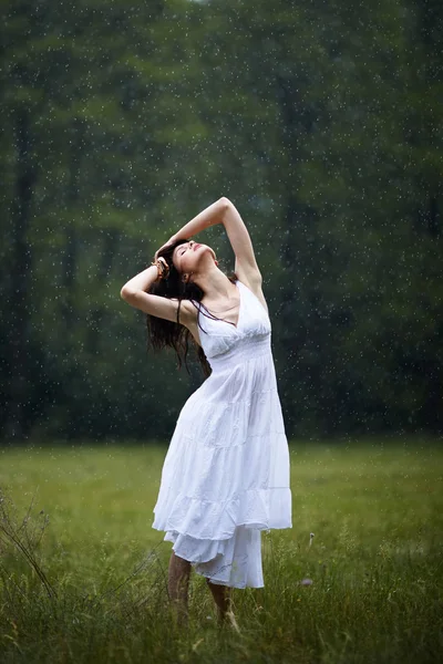 Hermosa chica bajo la lluvia —  Fotos de Stock