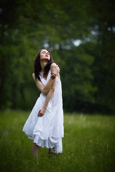 Hermosa chica bajo la lluvia — Foto de Stock