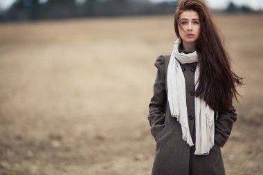 uzun saçlı genç güzel kız