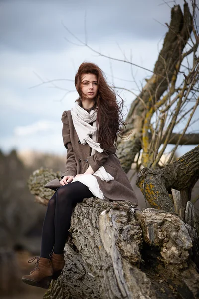 Junges schönes Mädchen mit langen Haaren — Stockfoto