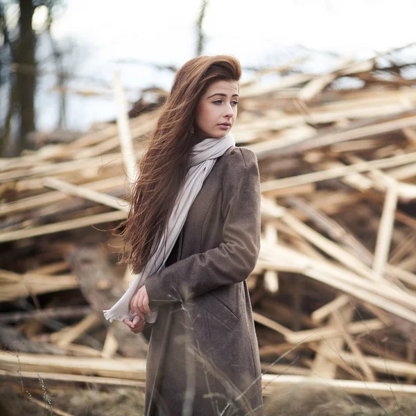 Giovane bella ragazza con i capelli lunghi — Foto Stock