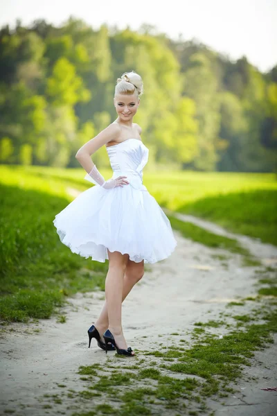 Beautiful young bride — Stock Photo, Image