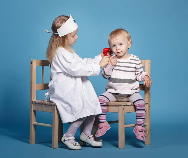 Duas meninas bonitos jogando médico — Fotografia de Stock