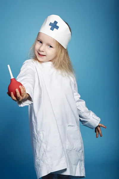 滑稽的女孩玩的小护士 — 图库照片