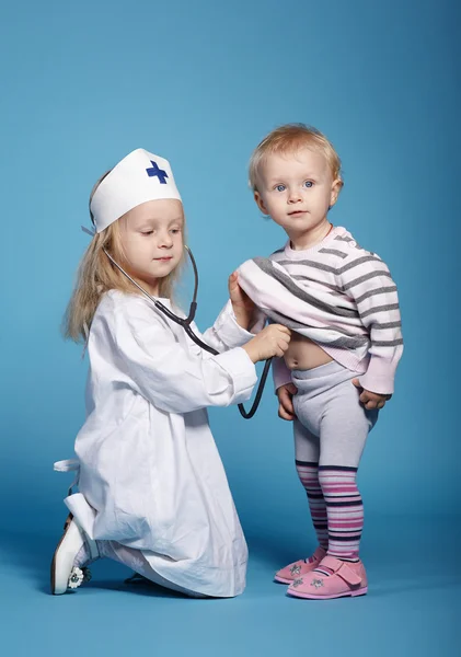 Zwei süße kleine Mädchen spielen Arzt — Stockfoto