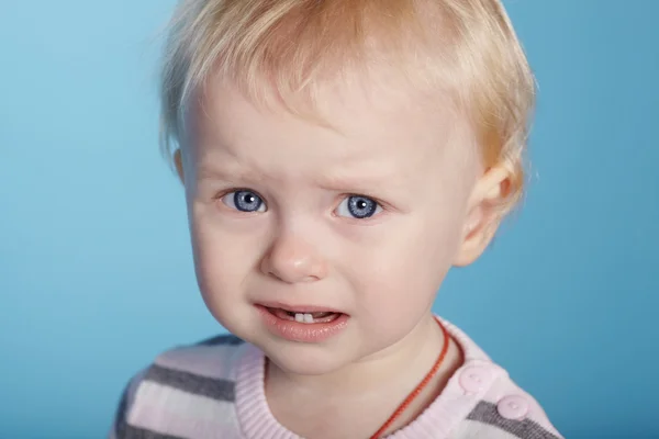 Маленький симпатичный ребенок со слезами на лице — стоковое фото