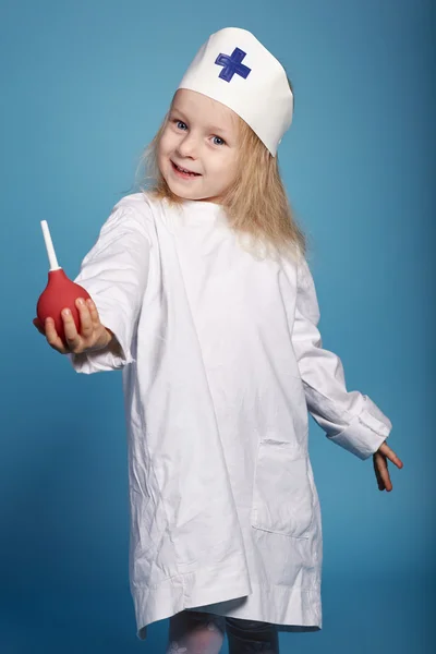 Weinig grappig meisje spelen verpleegkundige — Stockfoto