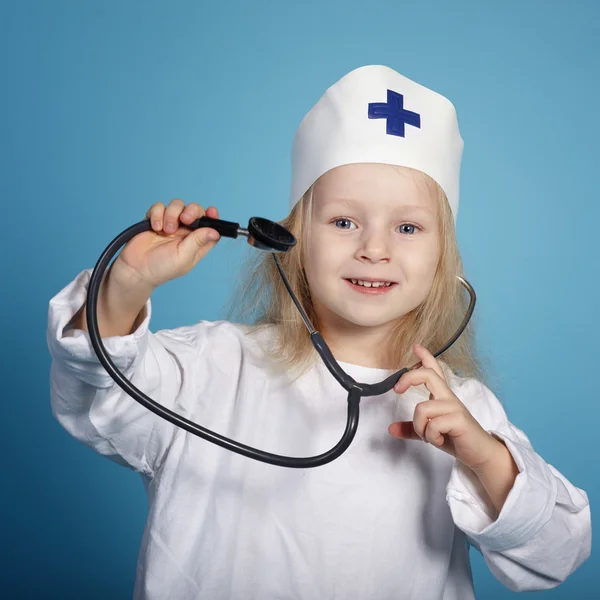 Kleines lustiges Mädchen spielt Krankenschwester — Stockfoto
