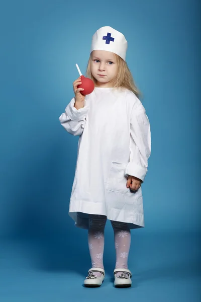 Kleines lustiges Mädchen spielt Krankenschwester — Stockfoto