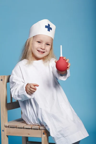 Kleines lustiges Mädchen spielt Krankenschwester — Stockfoto