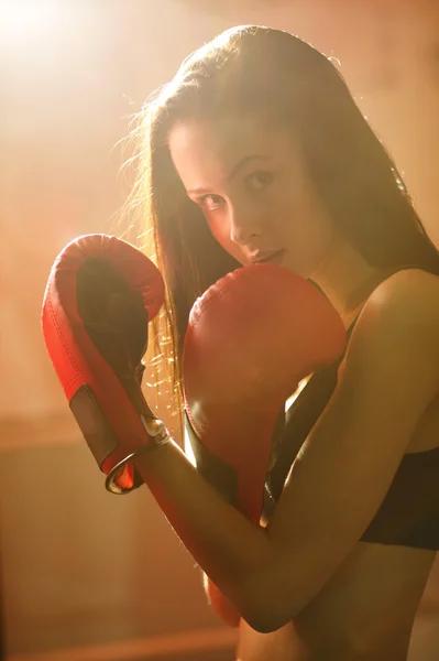 Menina em luvas de boxe — Fotografia de Stock