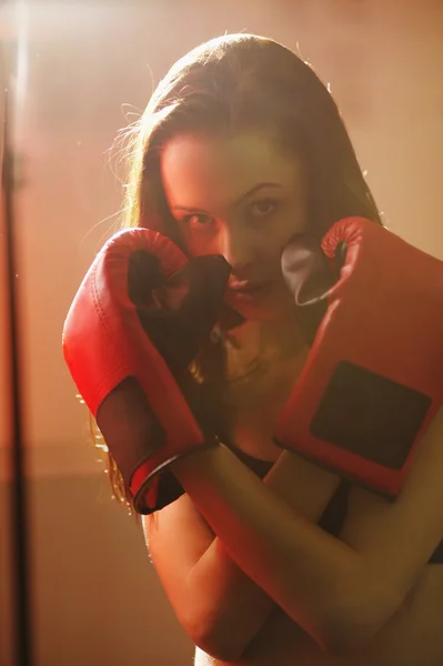 Chica en guantes de boxeo — Foto de Stock