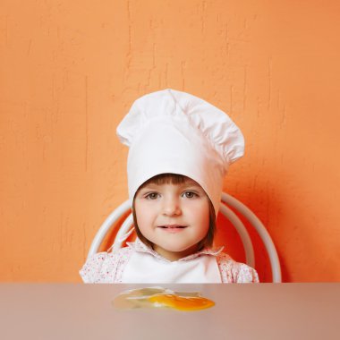 kırık yumurta ile genç aşçı