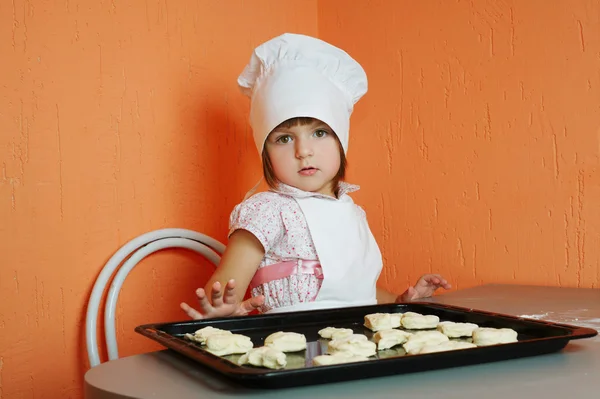 Pequeño cocinero lindo cocinar galletas — Foto de Stock