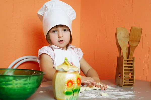 Lilla söta kock Matlagning kex — Stockfoto