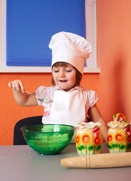 Malý roztomilý kuchař vaření sušenky — Stock fotografie
