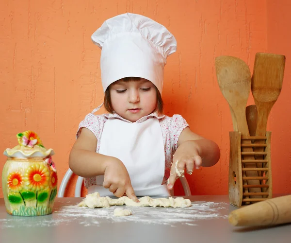 Маленький милий шеф-кухар готує печиво — стокове фото