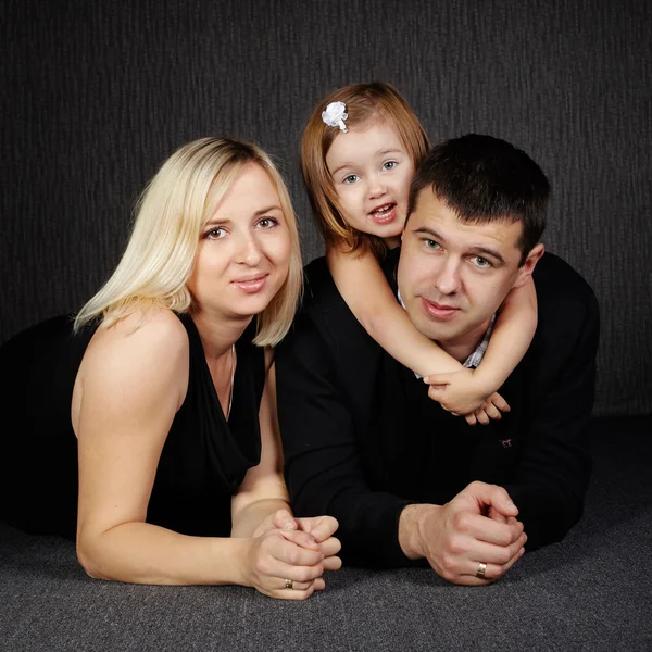 Família feliz no fundo escuro — Fotografia de Stock