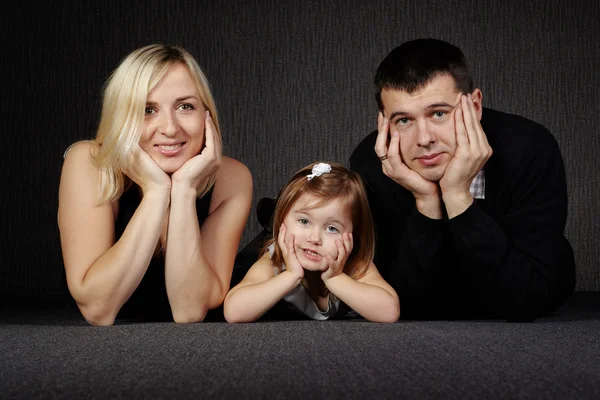 Familia feliz sobre fondo oscuro — Foto de Stock