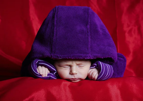 Petit beau bébé dort — Photo